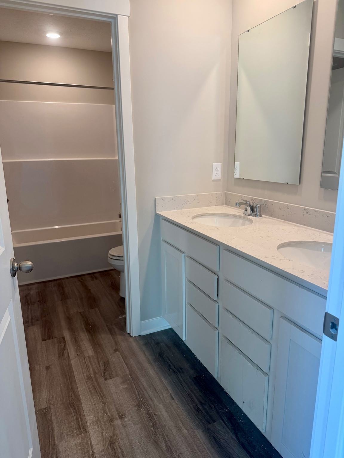 Bathroom vanity with quartz countertop